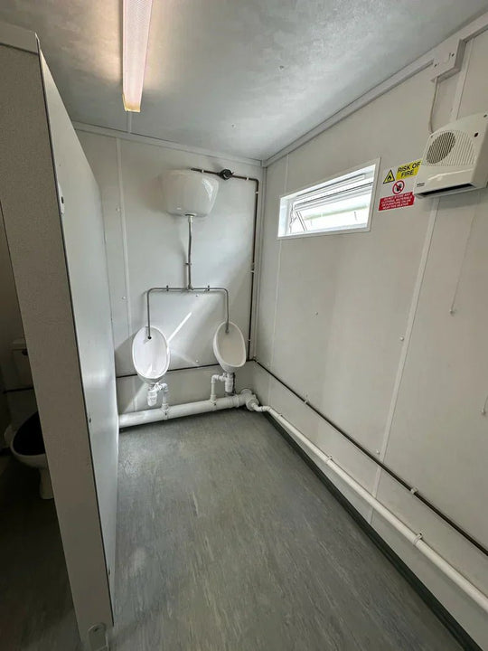 Contenedor de oficina 9,7 x 3 m con sanitarios